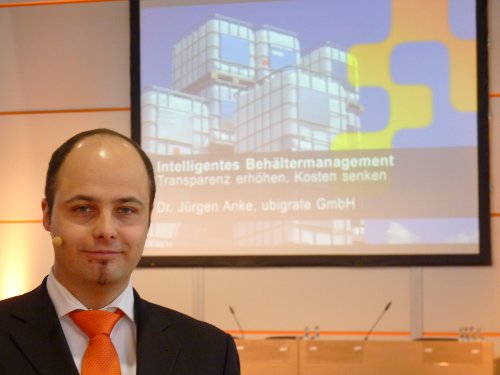 Behältermanagemen: Transparenz erhöhen, Kosten senken Dr. Anke beim Vortrag zum Behältermanagement